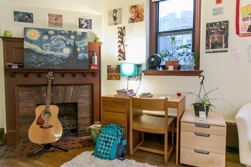 有壁炉、书桌和吉他的宿舍